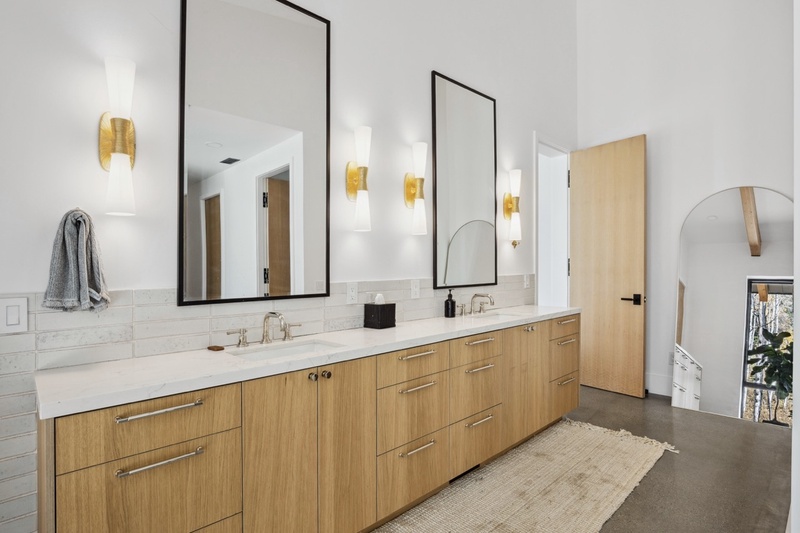 Double vanity in primary bathroom